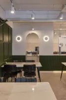 HAOPING, 그린 웨인스코팅과 아치가 만든 클래식 모던